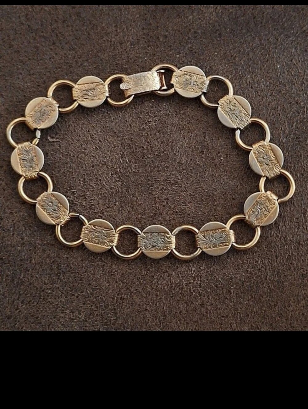 Pretty Vintage 1960s Sarah Coventry Embossed Disc Gold Tone Women's Bracelet